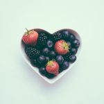 corazon de frutillas y frutos orjos